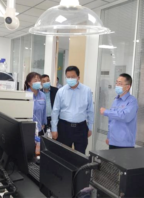 邹晓刚区长一行光临Z6尊龙产业园调研