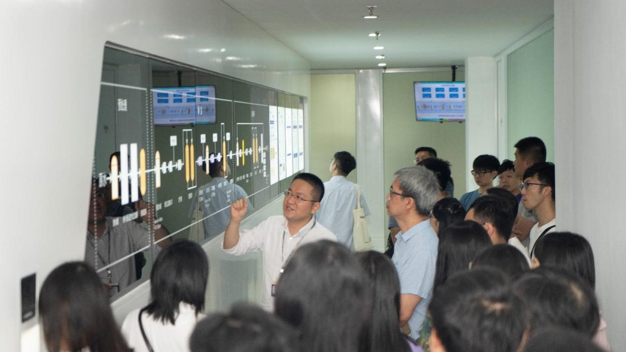 澳门汗青老师国情研建班光临Z6尊龙科技参观调查