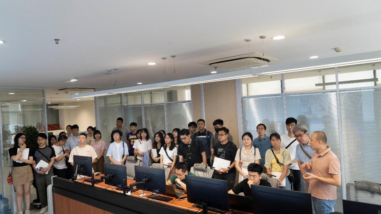 澳门汗青老师国情研建班光临Z6尊龙科技参观调查